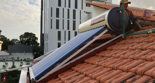 Lắp máy nước nóng mặt trời Ariston trên mái ngói